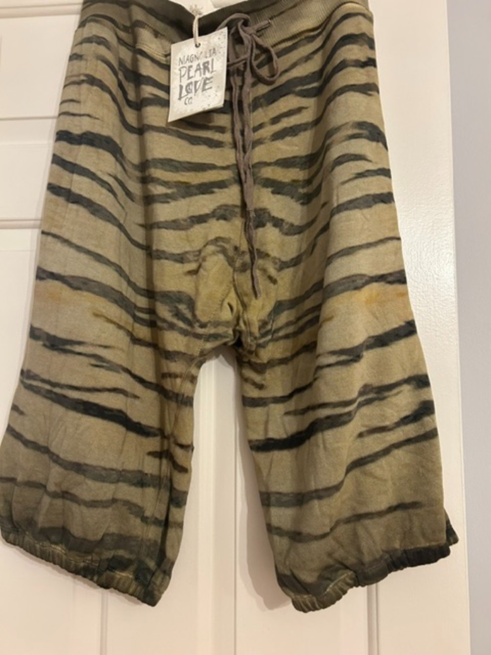 NWT- Magnolia Pearl Tiger Capri La Jolla Joggers